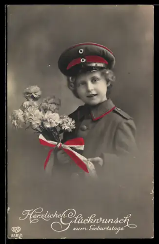 AK Kleiner Soldat in Uniform mit einem Strauss Nelken zum Geburtstag