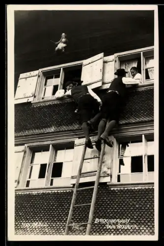 AK Bregenzerwald, Männer auf der Leiter besuchen Damen beim Fensterl`n
