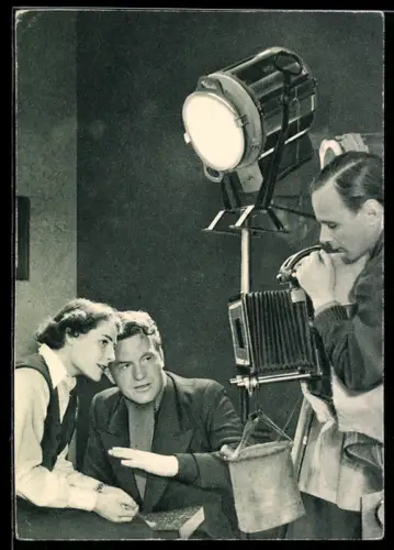 AK Pärchen möchte ein Foto von sich und werden mit einem alten Fotoapparat fotografiert