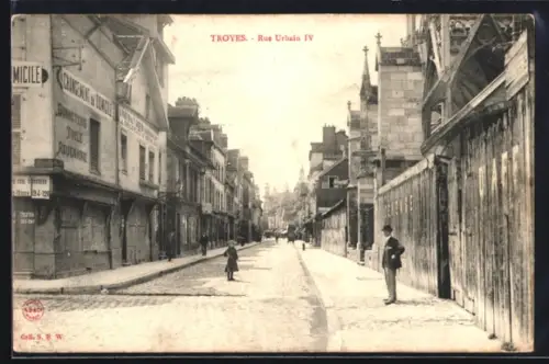 AK Troyes, Rue Urbain IV avec passants et bâtiments historiques