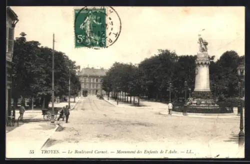 AK Troyes, Le Boulevard Carnot, Monument des Enfants de l`Aube