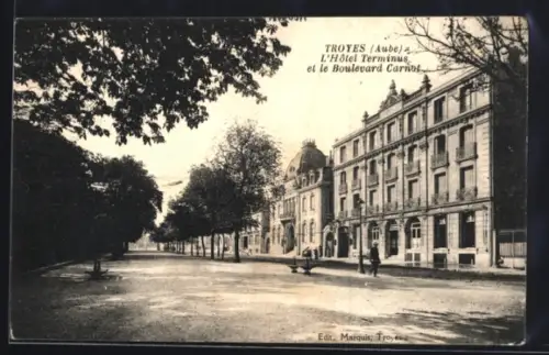 AK Troyes /Aube, L`Hôtel Terminus et le Boulevard Carnot