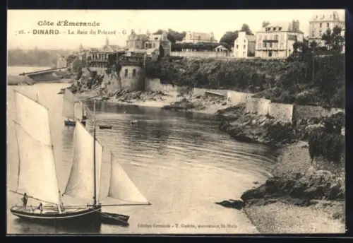 AK Dinard, la baie du Prieuré, un beau voilier au premier plan