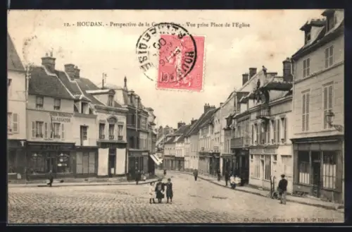 AK Houdan, Perspective de la Grande Rue, Vue prise Place de l`Eglise