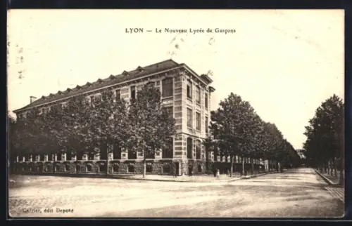 AK Lyon, le nouveau lycée des garcons, vue d`ensemble prise depuis la rue déserte