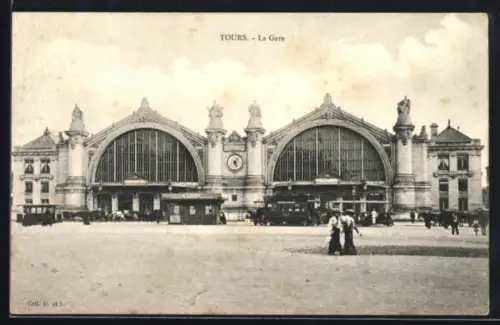 AK Tours, La Gare avec des passants et des voitures devant la facade majestueuse