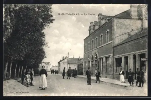 AK Mailly-le-Camp, Le Casino et passants sur la rue principale