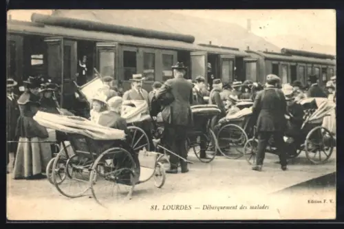 AK Lourdes, Débarquement des malades