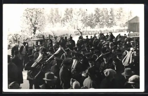 Foto-AK Füssen, Auftritt einer Blaskapelle im Winter