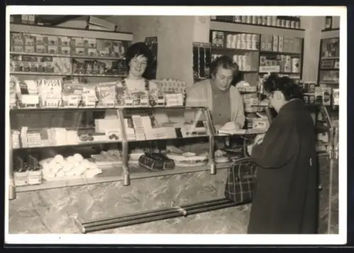 Foto-AK Fürth, Geschäft Georg Nagel, Marktplatz 11, Kundin an der Theke