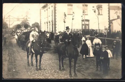 Foto-AK Kellinghusen, Teilnehmer zu Pferde am Stadtfest