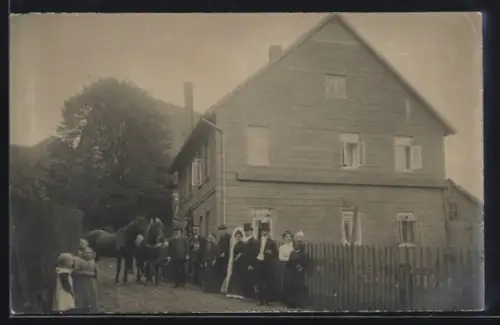 Foto-AK Kleinenberg /Pyrmont, Zweistöckiges Wohnhaus mit Satteldach, Hochzeitsgesellschaft