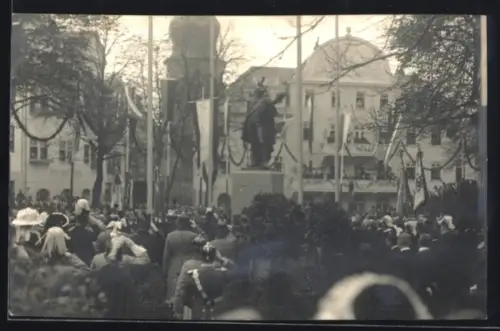 Foto-AK Coburg, Salutierende Offiziere anlässlich der Denkmalseinweihung