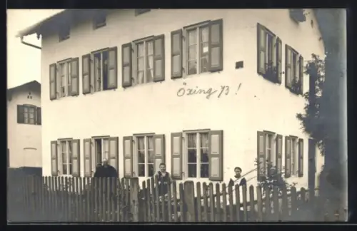 Foto-AK Öxing /Grafing, Wohnhaus mit Satteldach, Anwohner im Garten