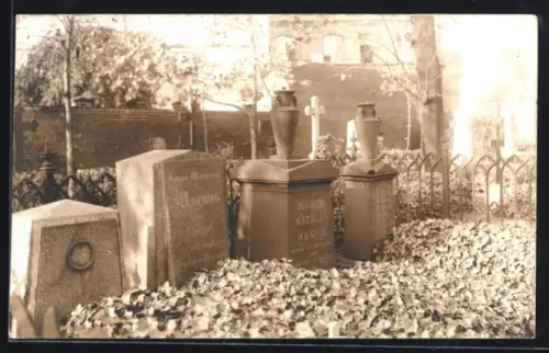 Foto-AK Gräber auf einem Friedhof