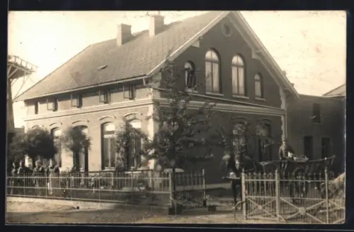 Foto-AK Varel, Wohnhaus neben der Windmühle