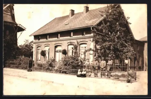 Foto-AK Varel, Wohnhaus neben der Windmühle