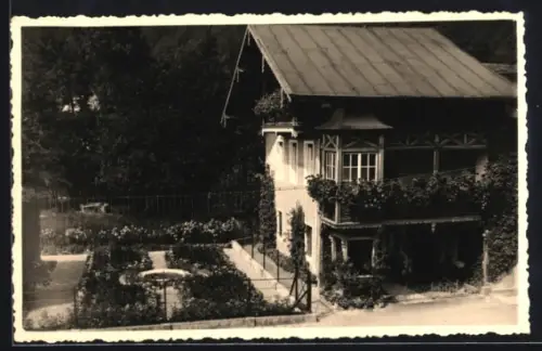 Foto-AK Trostberg, Wohnhaus mit Satteldach und Gartenanalagen