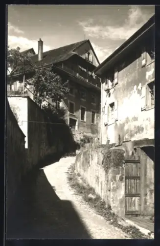 Foto-AK Waldshut i. B., Strassenpartie im Ort mit Blick zu einer Villa