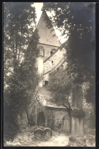 Foto-AK Weslarn, Kirche mit anliegendem Wald und Friedhof