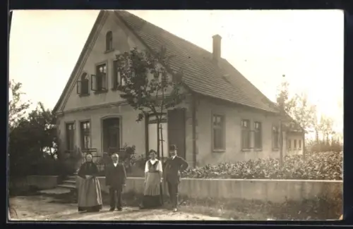 Foto-AK Rödinghausen, Partie vor einer Villa mit Gartenanlagen