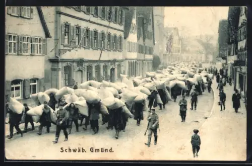 AK Schwäb. Gmünd, Soldaten in Gewehren mit Säcken auf den Rücken