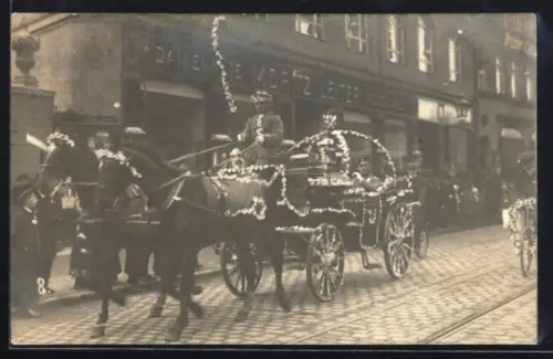 Foto-AK Augsburg, Mit Blumen geschmückte Kutsche vor Damenmodegeschäft Moritz Leiter