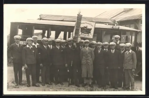 Foto-AK Kirchberg / Wald, Mitglieder des Männergesangsvereins mit Fahne