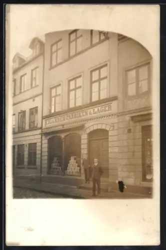 Foto-AK Glückstadt, Zigarren-Fabriken & Lager Paul Hänsel und Guysen in der Deichstrasse
