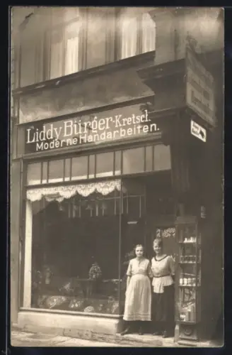 Foto-AK Erfurt, Handarbeiten Liddy Bürger-Kretsch, jetzt Bahnhofstrasse 40, Bahnhofs-Apotheke