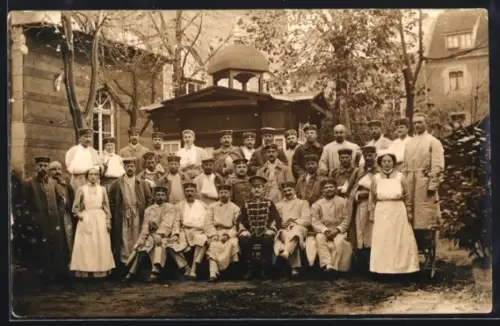 Foto-AK Rathenow, Soldaten und Krankenschwestern vor dem Lazarett