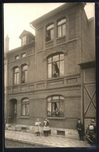 Foto-AK Mühlhausen /Thür., Haus und Strasse Hinter der Harwand 7 mit Kindern