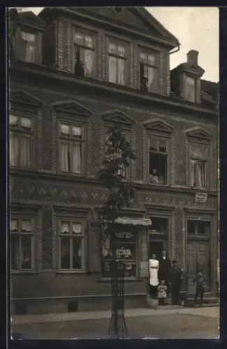 Foto-AK Erfurt, Strassenpartie mit Geschäft
