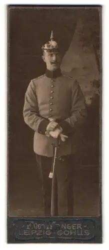 Fotografie Ferdinand von Manger, Leipzig-Gohlis, Sächsischer Einjährig-Freiwilliger in Uniform mit Pickelhaube und Säbel