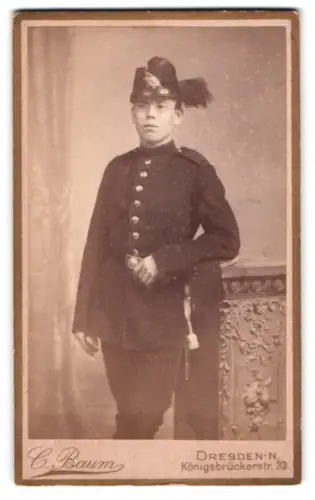 Fotografie C. Baum, Dresden-N., Königsbrückerstr. 33, Soldat vom sächs. Jäger-Bataillon in Uniform mit Tschako