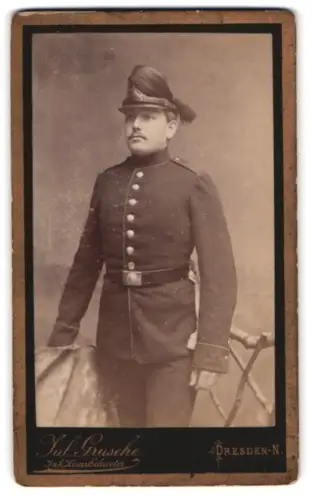 Fotografie Jul. Grusche, Dresden, Neustrasse, Soldat vom sächs. Jäger-Bataillon in Uniform mit Tschako und Bajonett