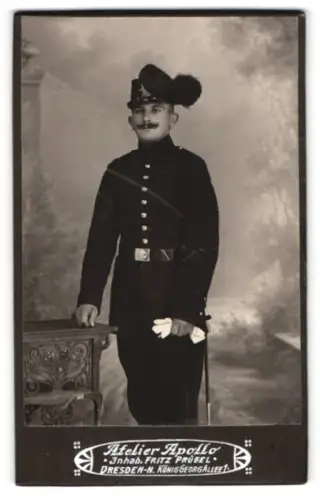 Fotografie Atelier Apollo, Dresden, König Georg-Allee 1, Soldat vom sächs. Jäger-Bataillon in Uniform mit Tschako