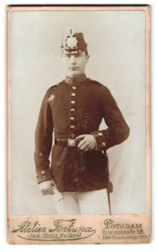 Fotografie Atelier Fortuna, Potsdam, Waisenstr. 58, Garde-Soldat in Uniform mit Tschako und Bajonett