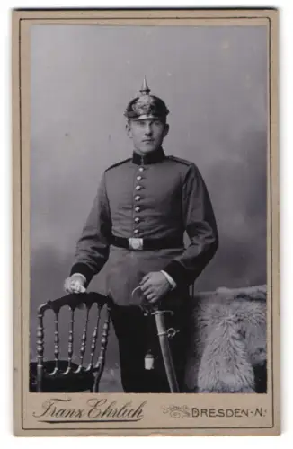 Fotografie Franz Ehrlich, Dresden-N., Königsbrückerstr. 105, Sächsischer Soldat in Uniform mit Pickelhaube und Säbel