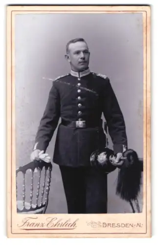 Fotografie Franz Ehrlich, Dresden-N., Königsbrückerstr. 105, Sächs. Gardesoldat in Uniform mit Paradehelm und Bajonett