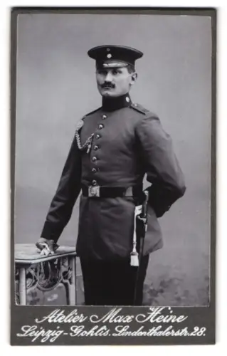 Fotografie Max Heine, Leipzig, Lindenthalerstr. 28, Gefreiter Richard Löwe mit Schützenschnur 1. Stufe u. Bajonett, 1906