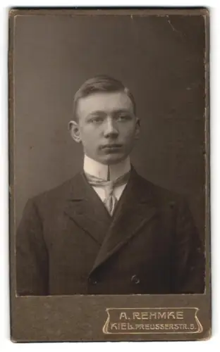 Fotografie A. Rehmke, Kiel, Preusserstr. 5, Porträt eines jungen Mannes