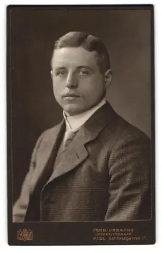 Fotografie Ferd. Urbahns, Kiel, Schlossgarten 17, Porträt eines jungen Mannes
