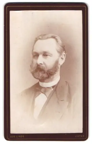 Fotografie Aug. Linde, Gotha, Auguststrasse 3, Porträt eines Herrn mit Bart