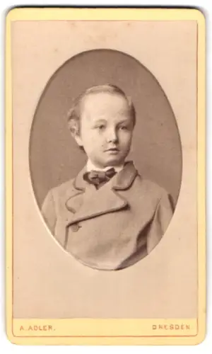 Fotografie A. Adler, Dresden, Victoria Strasse 21, Portrait eines jungen Jungen
