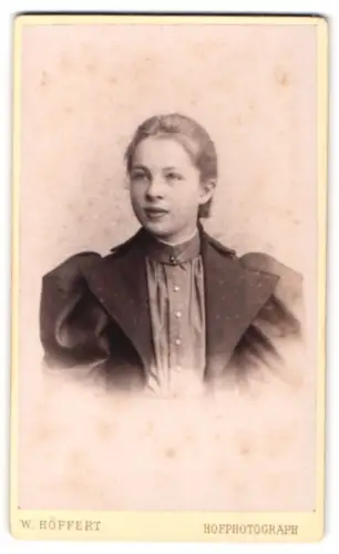 Fotografie W. Höffert, Dresden, Prager Str. 6, Porträt einer jungen Frau