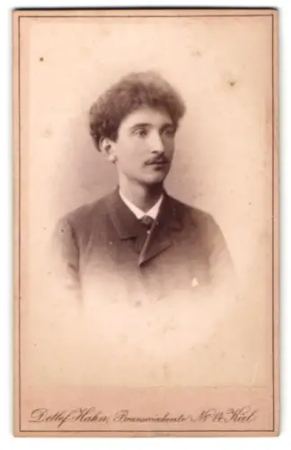 Fotografie Detlef Hahn, Kiel, Brunswieckerstrasse 14, Porträt eines jungen Mannes