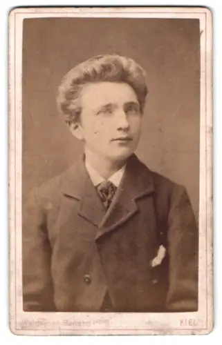Fotografie Waldemar Renard junior, Kiel, Sophienblatt 18, Porträt eines jungen Mannes
