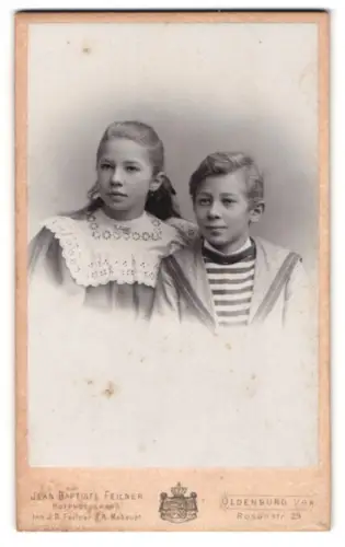 Fotografie Jean Baptiste Feilner, Oldenburg i. Gr., Rosenstr. 29, Porträt eines Mädchens und Jungen