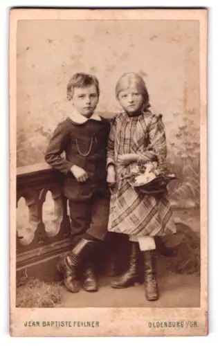 Fotografie Jean Baptiste Feilner, Oldenburg i. Gr., Rosenstr. 29, Zwei Kinder an einem Geländer